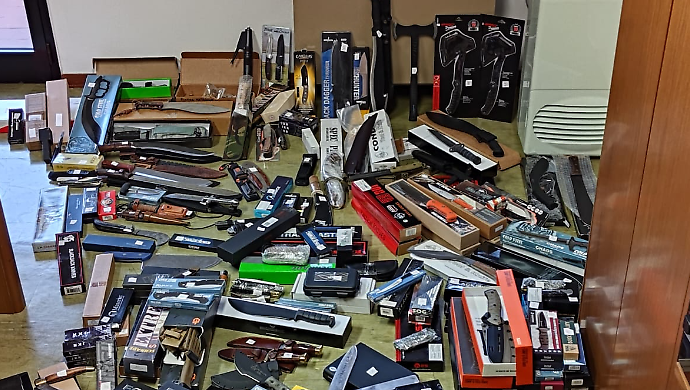 Dal giro di prostituzione al maxi-sequestro di oltre 240 armi tra coltelli, asce e katane. Tre denunce