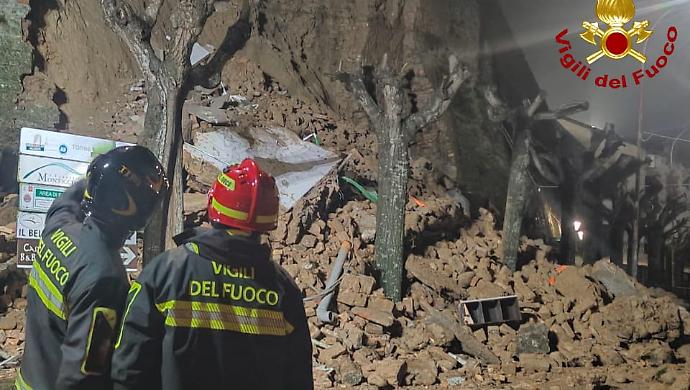 Terni, crolla una porzione delle mura del castello di Fabro