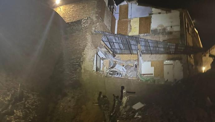 Terni, crollo mura a Fabro, il sindaco Barbanera: "Grazie al monitoraggio elettronico siamo riusciti a sgomberare l'area in tempo". Demolita parte di un edificio privato