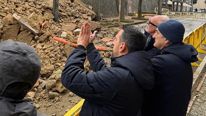 Terni, il sindaco Barbanera ha visto in diretta il crollo, franato un fronte di 30 metri per 5 di altezza: "Tre famiglie evacuate dalle abitazioni". Non si esclude la necessit&agrave; di altre demolizioni