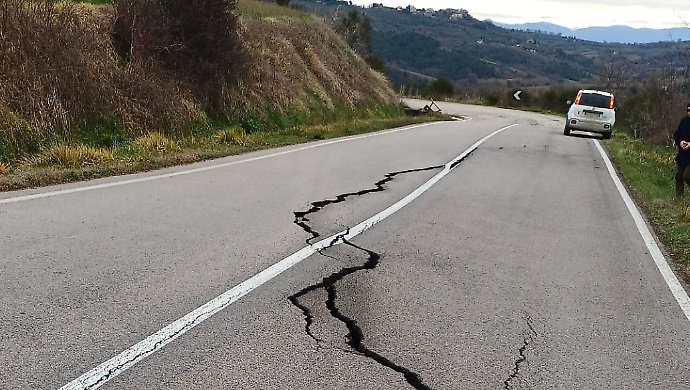 Collazzone, frana sulla strada provinciale 421: senso unico alternato con il semaforo