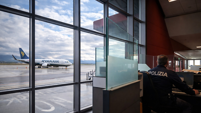 Arrivato dall'Albania con un volo di linea deve scontare 10 anni e 5 mesi: 38enne arrestato all'aeroporto dell'Umbria