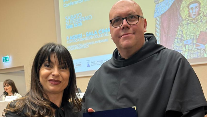 La presidente Proietti consegna al custode del Sacro Convento la legge regionale dell'Ottocentenario: "Un passaggio profondamente simbolico"