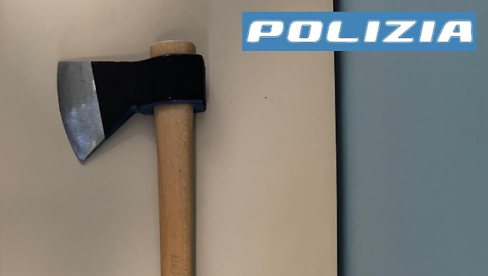 Aggredisce una famiglia con un'accetta: ferisce la mamma e fa cadere il bimbo dal passeggino. Denunciato 21enne