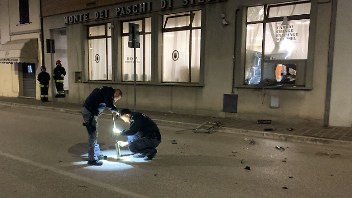 Notte di paura a Santa Maria degli Angeli: ordigno non esplode e fallisce l&rsquo;assalto al bancomat