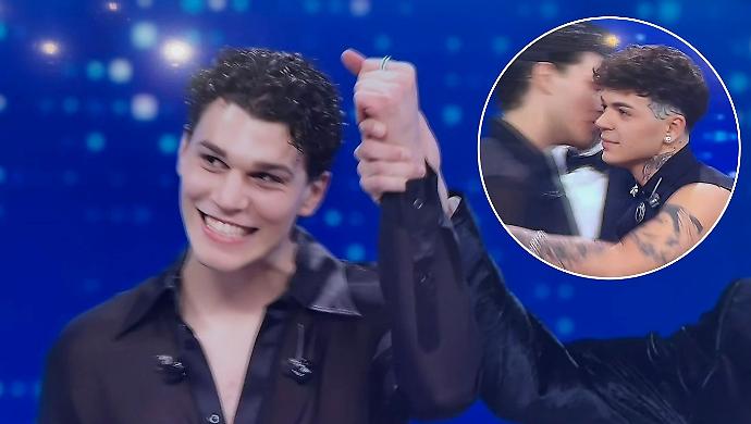L'abbraccio tra Nicol&ograve; Filippucci e Blind sul palco dell'Ariston: Umbria protagonista | FOTO E VIDEO&nbsp;