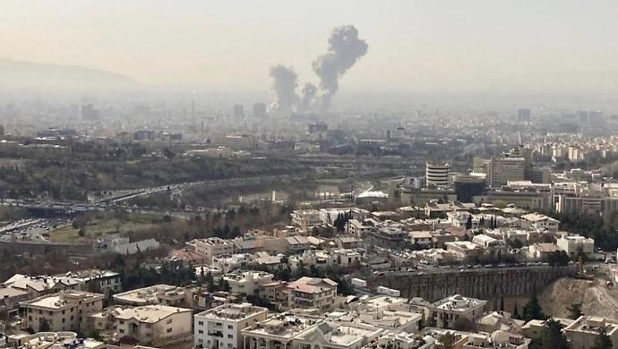 Attacco preventivo di Israele all&rsquo;Iran: esplosioni a Teheran, operazione congiunta con gli Usa secondo i media