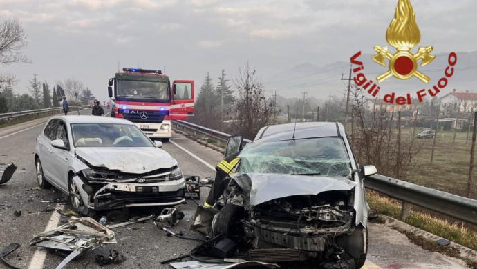 Frontale sulla SS 219 a Gubbio: quattro feriti, uno trasportato con l&rsquo;elisoccorso Nibbio, tratto chiuso al traffico