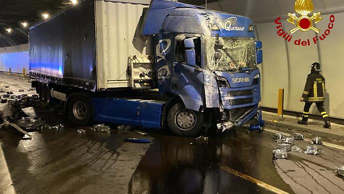 Tir sbanda in galleria ad Amelia: traffico bloccato sul raccordo verso Orte
