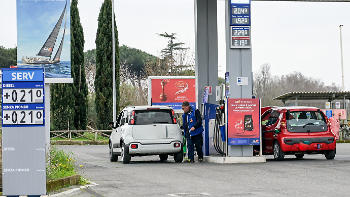 Caro carburanti: benzina self a 1,937 euro al litro, gasolio sopra quota 2 euro