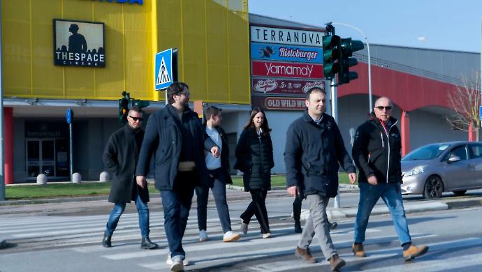 A Ellera nuovo semaforo pedonale in via Nervi. Il sindaco Pierotti: &ldquo;Adesso a piedi o in auto saremo tutti pi&ugrave; tranquilli&rdquo;