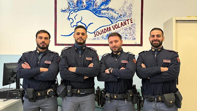 Un uomo si stende sui binari all'arrivo del treno: cittadino d&agrave; l'allarme, i poliziotti gli salvano la vita