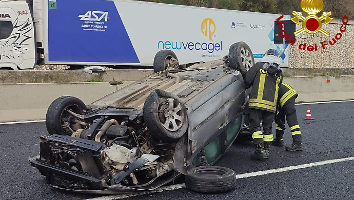 Auto si ribalta lungo l'A1: soccorso l'autista. Autostrada bloccata