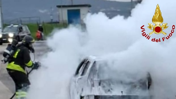 Prima il fumo dal motore e poi l'auto in fiamme: autista riesce a mettersi in salvo
