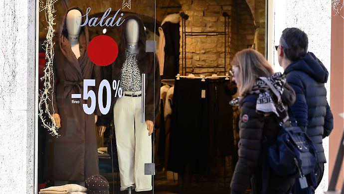 Negli ultimi tredici anni chiusi oltre 600 negozi tra Perugia e Terni. Mencaroni: "Avanti cos&igrave; non si pu&ograve; pi&ugrave; andare"