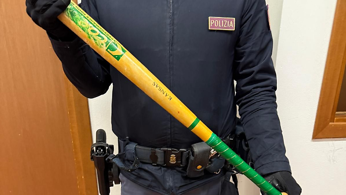 Rientra a casa ubriaco e cerca di sfondare la porta della camera del padre con una mazza da baseball: denunciato 28enne