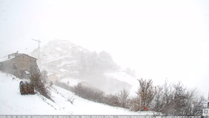 Nevicata a Castelluccio di Norcia: borgo e monte Vettore ricoperti di bianco |&nbsp;Video