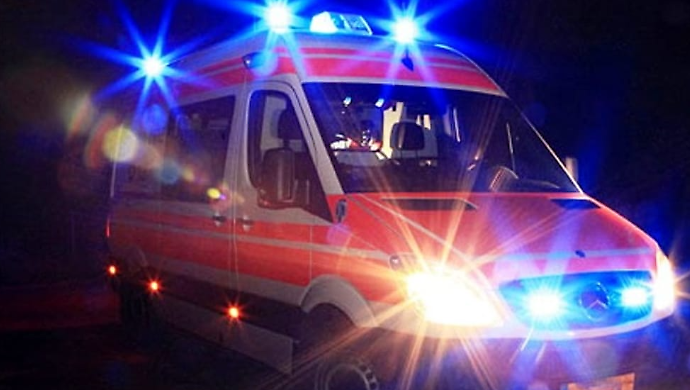 Scende dall'auto per far fare pip&igrave; al cane e viene travolta e uccisa sul colpo: 38enne indagato per omicidio stradale