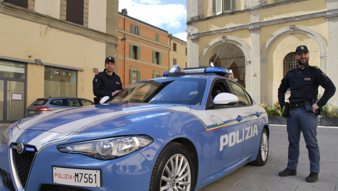 Citt&agrave; di Castello, insulti agli agenti e due coltelli: 28enne denunciato, scatta il Daspo Willy
