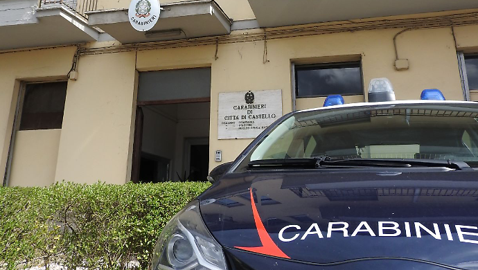 Non si ferma all'alt dei carabinieri e dopo un lungo inseguimento perde il controllo dell'auto finendo fuori strada: arrestato 35enne