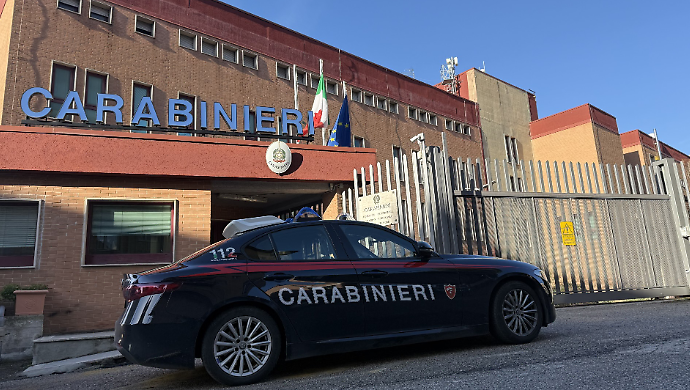 Tentato furto al centro commerciale, nasconde i vestiti nella borsa e aggredisce le commesse: arrestata 23enne
