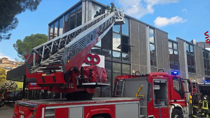 Incendio in uno studio medico a Perugia: nessun ferito, vigili del fuoco sul posto