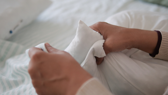 La picchiava e portava prostitute in casa. Terrorizzata dormiva col coltello sotto al cuscino. Arrestato