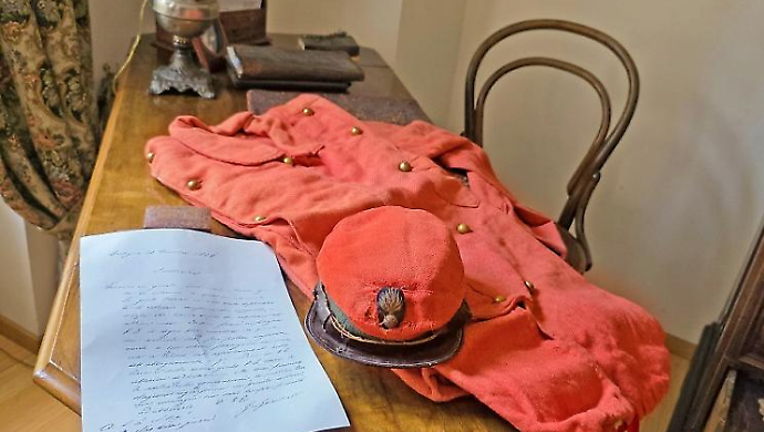 Tra i cimeli in casa la camicia rossa del trisavolo e la lettera di Garibaldi: i ricordi di famiglia di Antonietta Innocenti