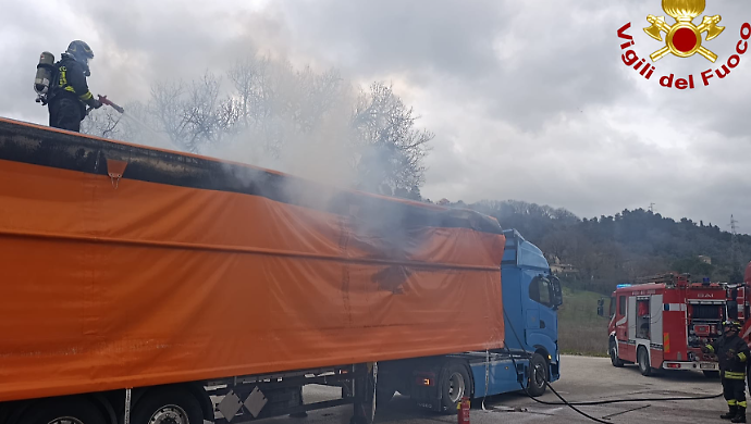 Prende fuoco un camion di rifiuti: fiamme domate dai vigili del fuoco