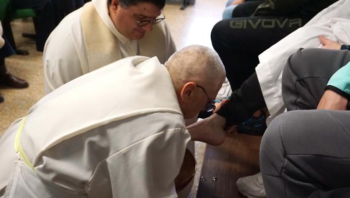 Terni, il vescovo Soddu celebra in carcere il rito della lavanda dei piedi a 12 detenuti: "Custodite l'amore fraterno"