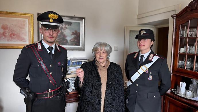 Collaboratrice domestica ruba gioielli nella casa dell'anziana per cui lavora: denunciata 46enne