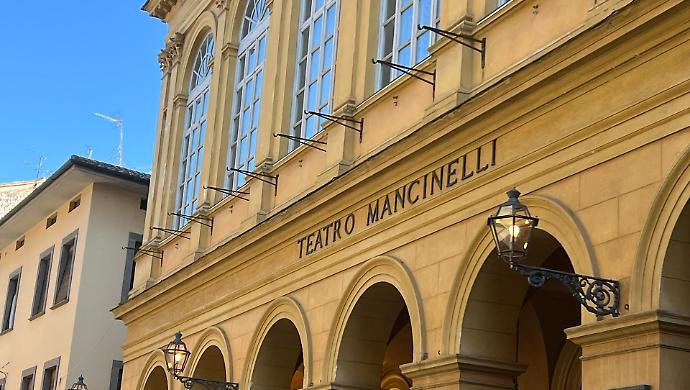 Orvieto, riaccesi gli antichi lampioni sulla facciata del teatro Mancinelli