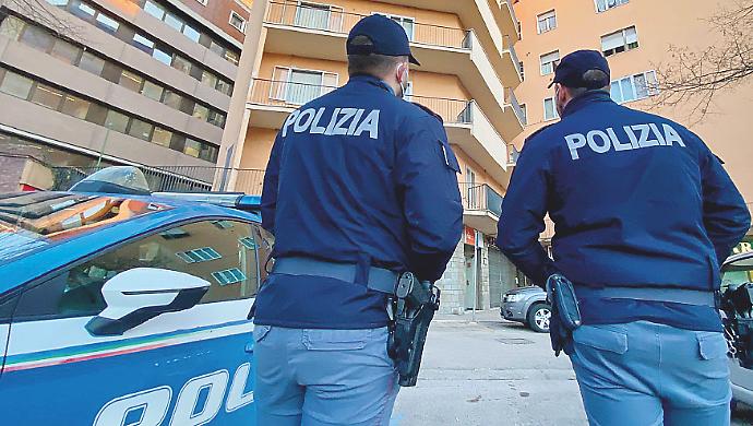 Manomette il braccialetto elettronico, lo butta via e perseguita la commessa: arrestato 34enne