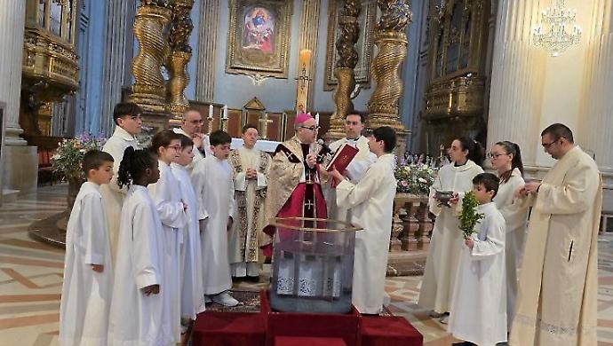 La prima Pasqua del vescovo Felice Accrocca tra sacro e profano: il racconto