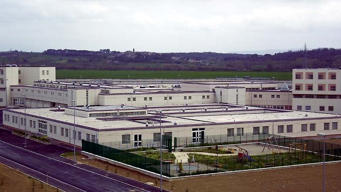 Guerriglia a Capanne: quattro detenuti devastano l&rsquo;area comune intonando "Allah Akbar". Agenti feriti e danni fino a 60 mila euro