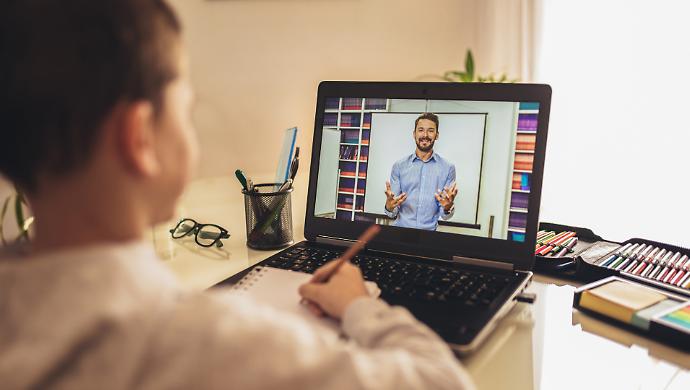 Ipotesi Dad per studenti e alunni a causa della crisi e della guerra