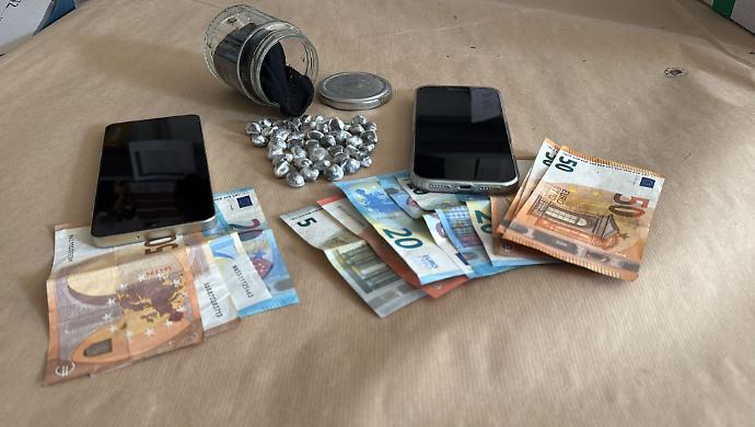 Bosco usato come deposito della droga: sorpreso 19enne con 44 dosi di cocaina