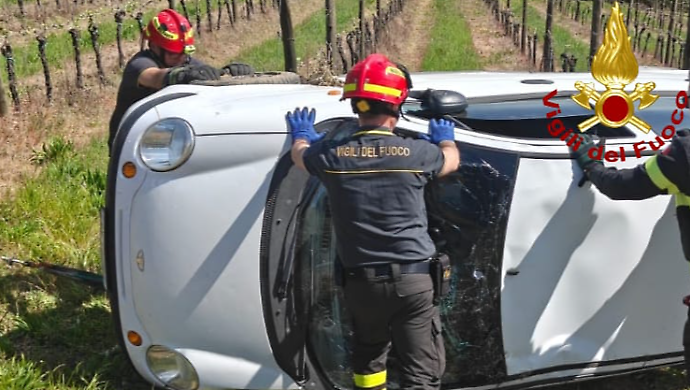 Incidente a Santa Maria: esce di strada con l'auto e finisce in un campo