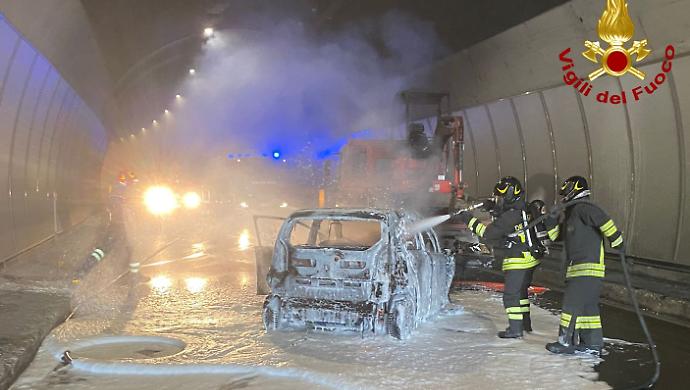 Incidente in galleria lungo la Umbro-Laziale: auto metano divorata dalle fiamme dopo lo scontro con un eurocargo