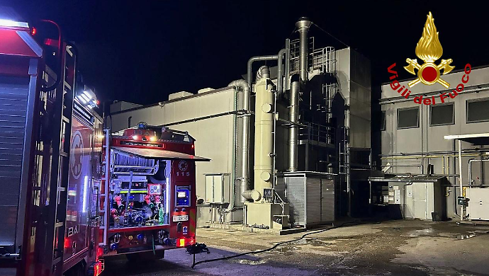 Prende fuoco il macchinario di una fabbrica: cause ancora da definire
