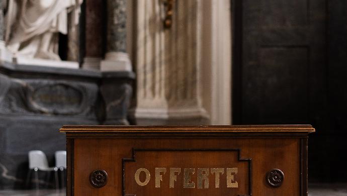 Ruba la cassetta dell'offertorio dalla chiesa ma nel trasportarla viene scoperto: arrestato