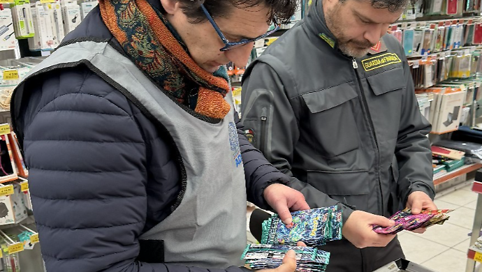 Sequestrate centinaia di prodotti nei negozi gestiti da cinesi: sigillate 800 carte Pokem&ograve;n e One Piece