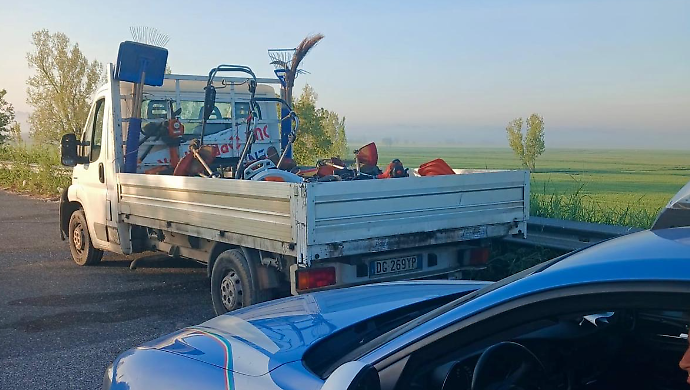 Rubano merce da 20 mila euro e scappano con un furgone aziendale: ladri in fuga