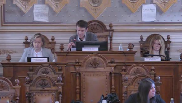 Il sindaco di Foligno abbandona il consiglio comunale: scontro con il presidente sulle comunicazioni. "Se non cambia, non parteciper&ograve; pi&ugrave; a questa fase"