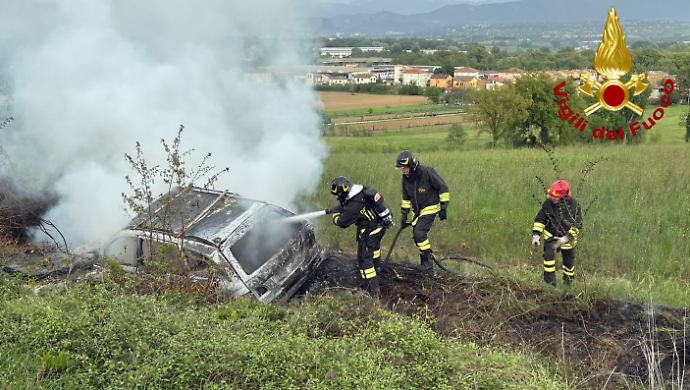 Incidente sul raccordo Orte-Terni: l'auto va in fiamme e finisce fuori strada. Interviene l'elisoccorso