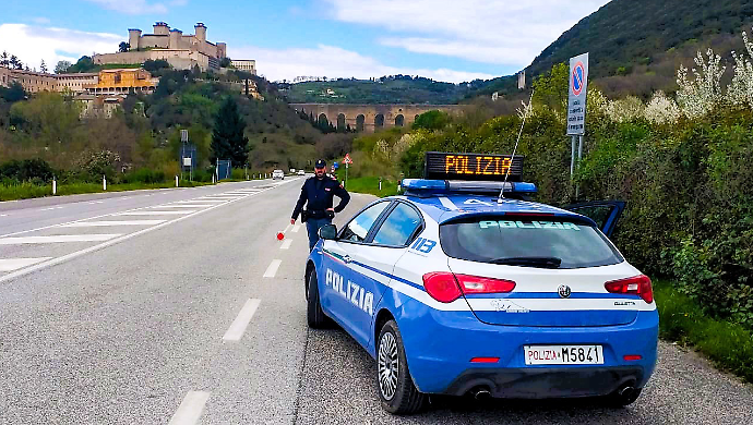 Nasconde 34 involucri di cocaina nel vano del motore dell'auto: arrestato 27enne