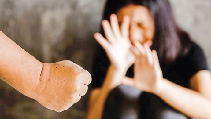 Picchia la compagna anche in gravidanza: condannato a 2 anni