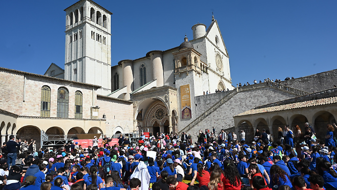 Migliaia di studenti riuniti per la pace: oltre duemila alunni al Meeting Nazionale Sui passi di Francesco