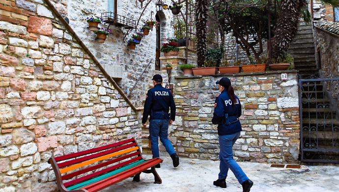 Si presenta a casa della moglie nonostante il divieto di avvicinamento: arrestato 44enne