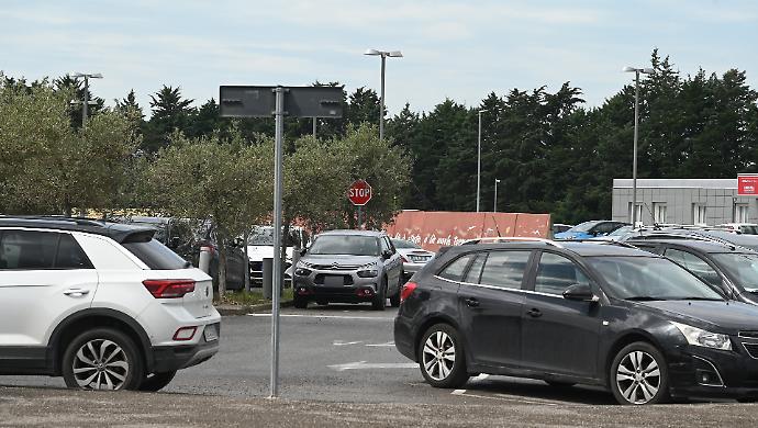 Non solo caos parcheggi all'aeroporto: segnaletica e viabilit&agrave; da rifare, ancora niente treno